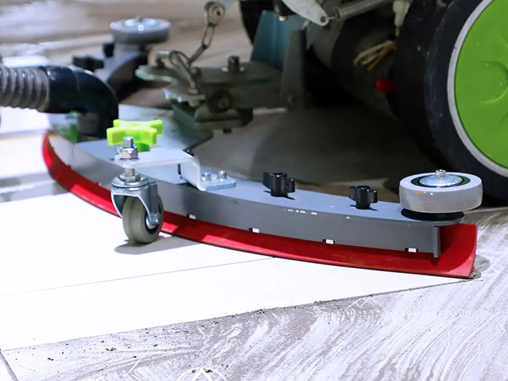 Close-up image of a rubber squeegee installed on a floor scrubber, highlighting the rubber's excellent wear resistance and sealing performance.