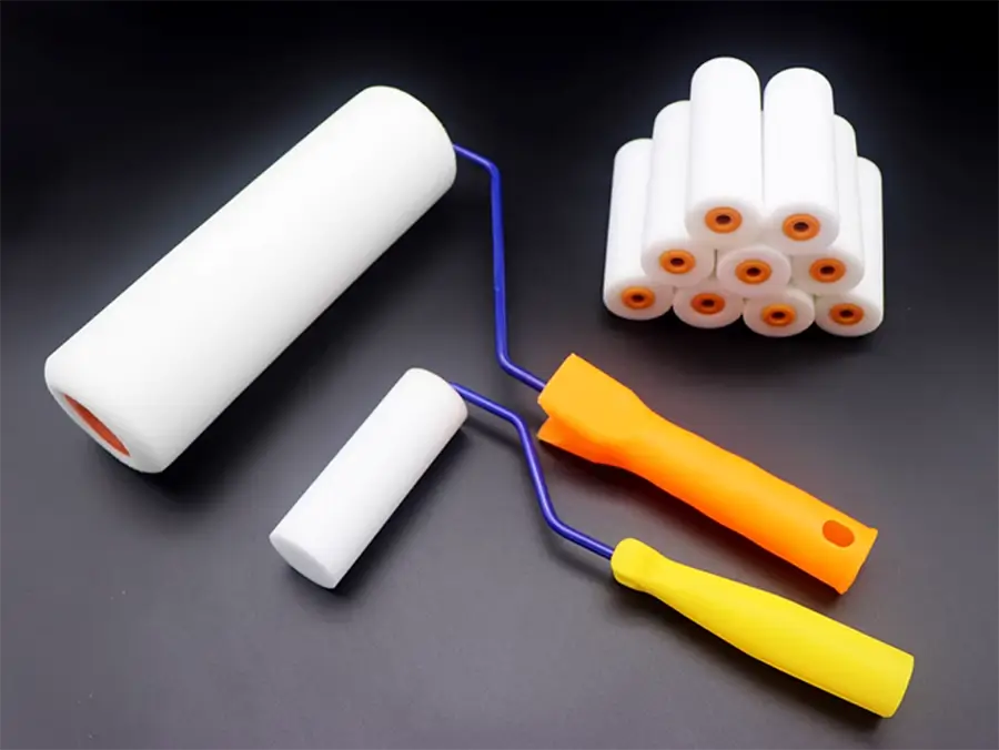 A photo of a foam roller brush with excellent water absorption. Used alongside absorbent paper to remove excess pre-treatment agent from metal surfaces during the rubber lining procedure.