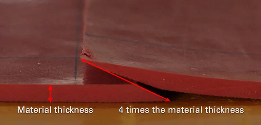 A photo showing the overlapping joint structure for rubber seams during the rubber lining procedure for Linatex-type rubber. This type of joint is used in acidic or highly corrosive environments, with the overlap length of the slope being four times the material thickness. This method enhances the seal and improves the corrosion resistance of the lining.